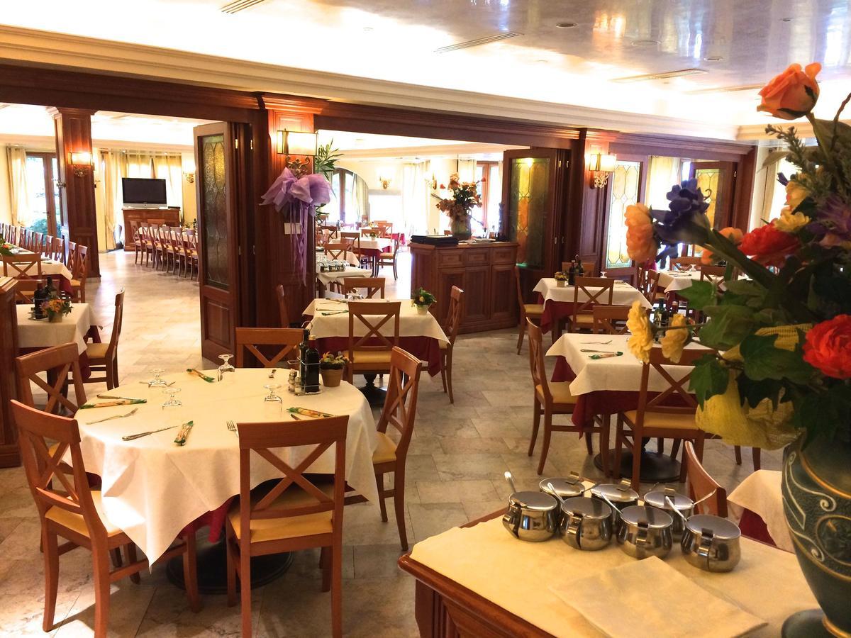Albergo Ristorante Pizzeria Da Michele Venzone Exterior foto